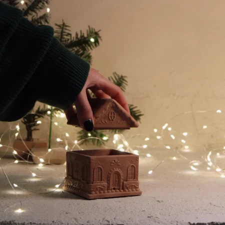 ΚΕΡΙ GINGERBREAD HOUSE ΧΕΙΡΟΠΟΙΗΤΟ ΤΣΙΜΕΝΤΕΝΙΟ ΔΟΧΕΙΟ 150gr ΜΕ ΑΡΩΜΑ GINGERBREAD