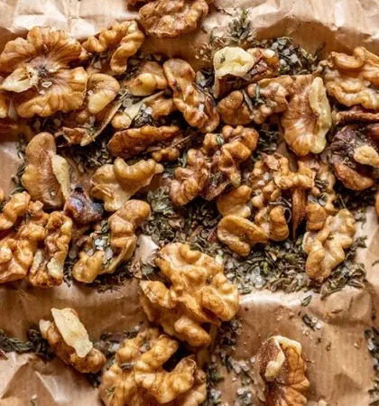 ΚΑΡΥΔΙΑ ΜΕ ΘΥΜΑΡΙ ΚΑΙ ΑΛΑΤΙ