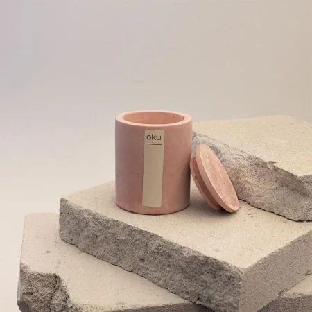 ΚΕΡΙ ΣΕ ΤΣΙΜΕΝΤΕΝΙΟ ΣΑΠΙΟ ΜΗΛΟ ΔΟΧΕΙΟ 180gr ΜΕ ΑΡΩΜΑ MOROCCAN ΚΕΧΡΙΜΠΑΡΙ