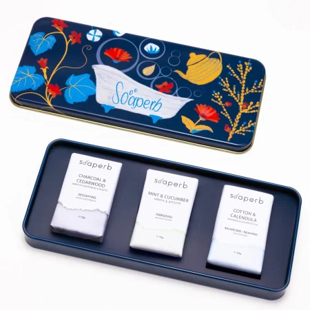 ΜΕΤΑΛΛΙΚΗ ΚΑΣΕΤΙΝΑ ΒΟΤΑΝΑ ΚΑΙ ΞΥΛΩΔΗ ΑΡΩΜΑΤΑ – SOAPERB HERBAL & WOODY