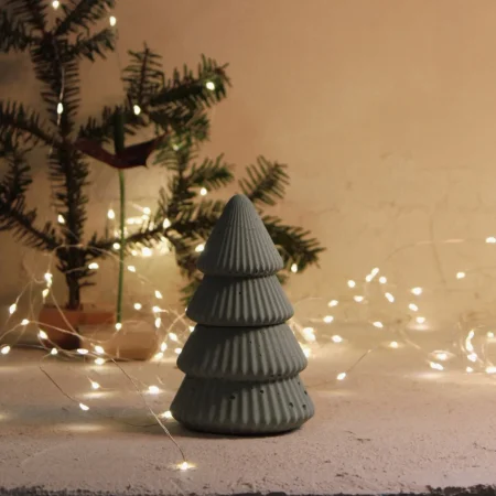 ΚΕΡΙ RIBBED CHRISTMAS TREE ΧΕΙΡΟΠΟΙΗΤΟ ΤΣΙΜΕΝΤΕΝΙΟ ΔΟΧΕΙΟ 90gr ΜΕ ΑΡΩΜΑ ΜΕΛΟΜΑΚΑΡΟΝΟ