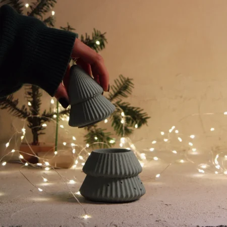 ΚΕΡΙ RIBBED CHRISTMAS TREE ΧΕΙΡΟΠΟΙΗΤΟ ΤΣΙΜΕΝΤΕΝΙΟ ΔΟΧΕΙΟ 90gr ΜΕ ΑΡΩΜΑ ΜΕΛΟΜΑΚΑΡΟΝΟ