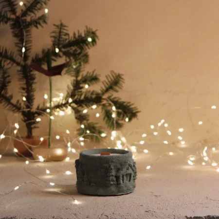 ΚΕΡΙ CHRISTMAS VILLAGE ΧΕΙΡΟΠΟΙΗΤΟ ΤΣΙΜΕΝΤΕΝΙΟ ΔΟΧΕΙΟ 50gr ΜΕ ΑΡΩΜΑ ΚΟΥΡΑΜΠΙΕΣ