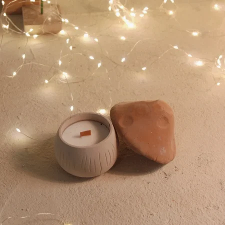 ΚΕΡΙ MUSHROOM ΧΕΙΡΟΠΟΙΗΤΟ ΤΣΙΜΕΝΤΕΝΙΟ ΔΟΧΕΙΟ 70gr ΜΕ ΑΡΩΜΑ ΜΕΛΟΜΑΚΑΡΟΝΟ