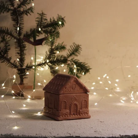 Κερί Gingerbread House Χειροποίητο Τσιμεντένιο Δοχείο 150gr με Άρωμα Gingerbread