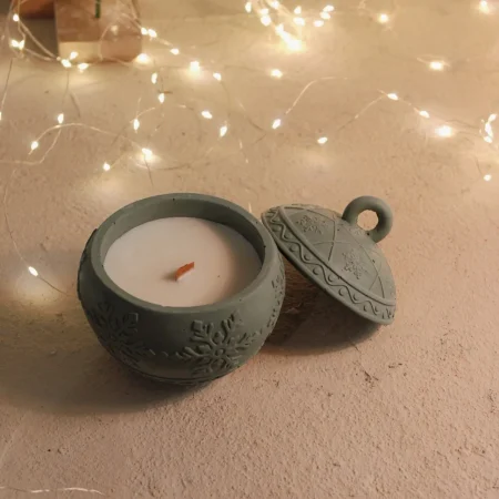 Κερί Christmas Ball Green Χειροποίητο Τσιμεντένιο Δοχείο 40gr με Άρωμα Βασιλόπιτα