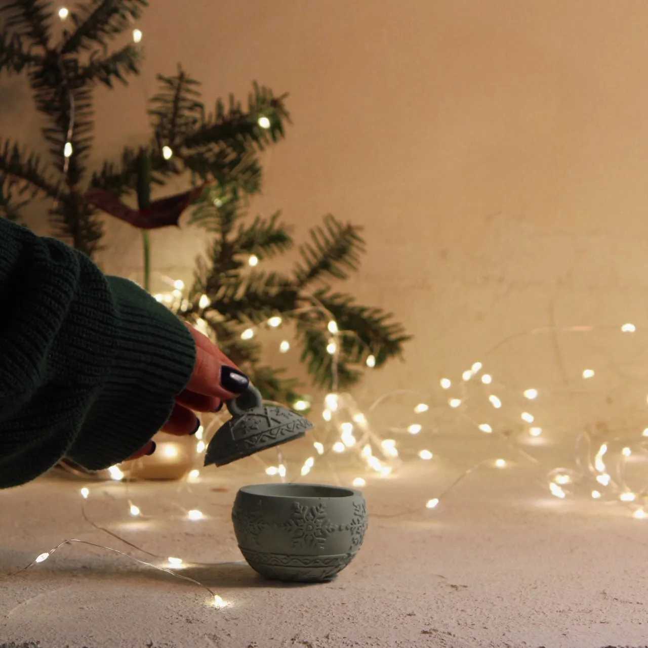 Κερί Christmas Ball Green Χειροποίητο Τσιμεντένιο Δοχείο 40gr με Άρωμα Βασιλόπιτα - Image 3