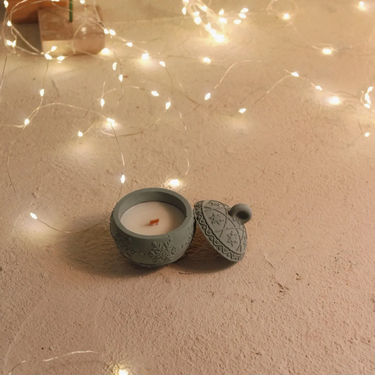 Κερί Christmas Ball Green Χειροποίητο Τσιμεντένιο Δοχείο 40gr με Άρωμα Βασιλόπιτα - Image 4