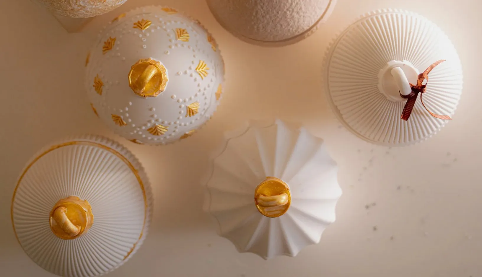 Κερί Χριστουγεννιάτικη Μπάλα 130gr με Άρωμα Μελομακάρονο - Image 9