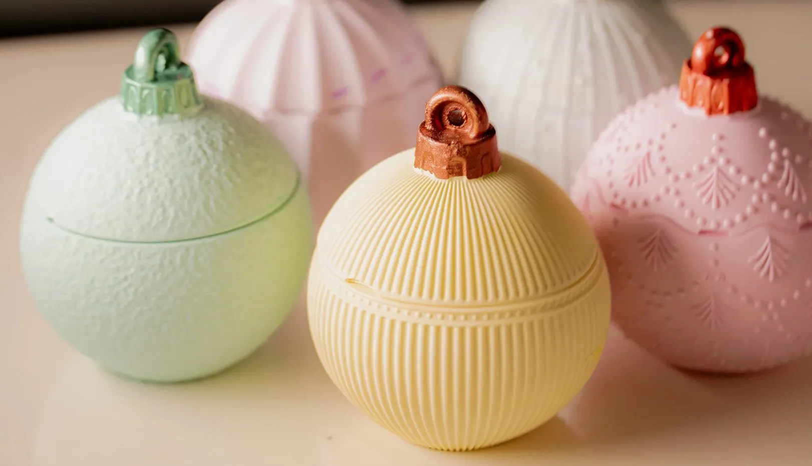 Κερί Χριστουγεννιάτικη Μπάλα 130gr με Άρωμα Μελομακάρονο - Image 10