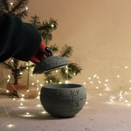 Κερί Christmas Charm Χειροποίητο Τσιμεντένιο Δοχείο 220gr με Άρωμα Βασιλόπιτα