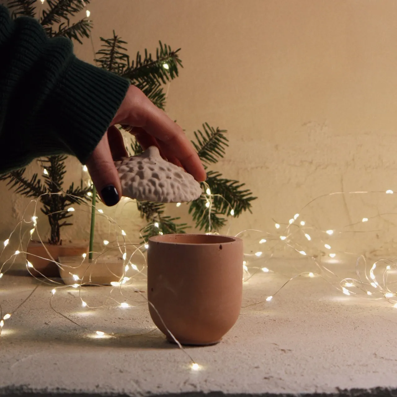 Κερί Velanidi Χειροποίητο Τσιμεντένιο Δοχείο 130gr με Άρωμα Gluhwein - Image 2