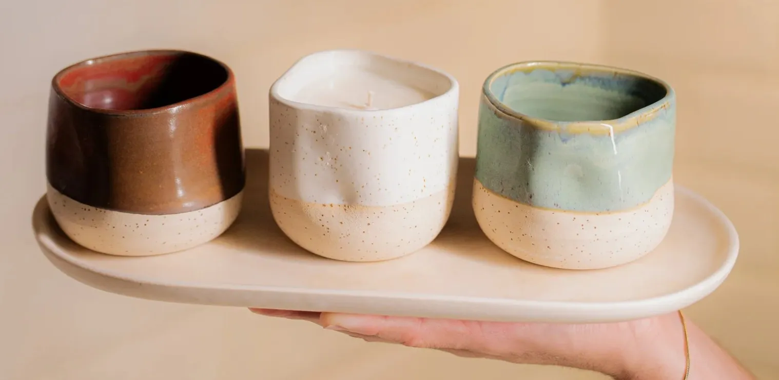 Κερί σε Κεραμικό Δοχείο Stoneware 250gr με Άρωμα στους Δρόμους των Δέντρων Λευκό Χρώμα