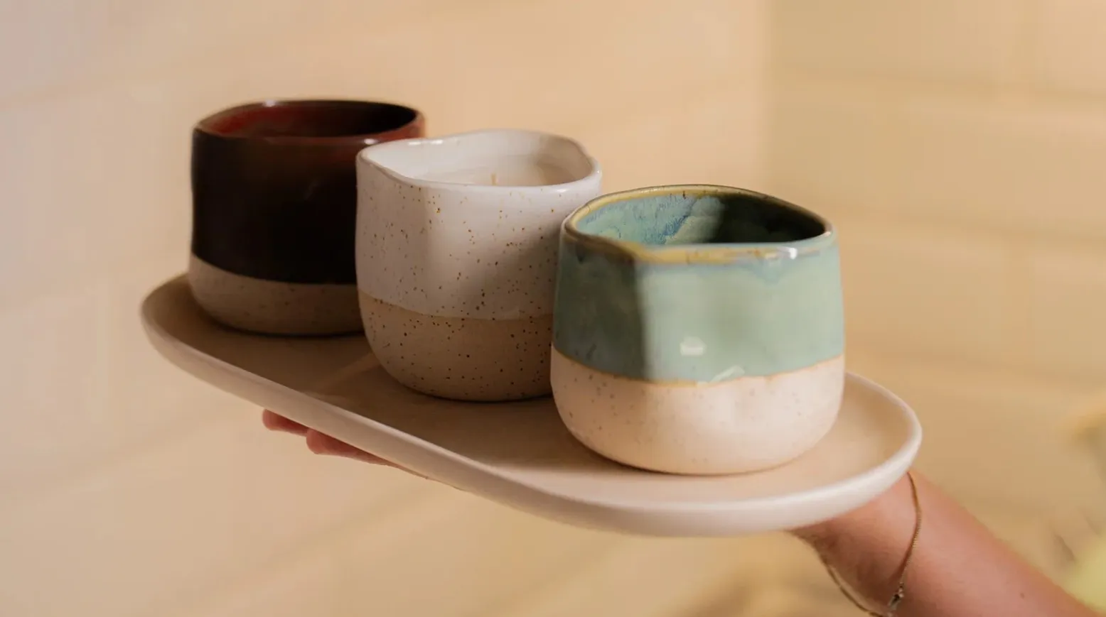 Κερί σε Κεραμικό Δοχείο Stoneware 250gr με Άρωμα στους Δρόμους των Δέντρων Λευκό Χρώμα - Image 2