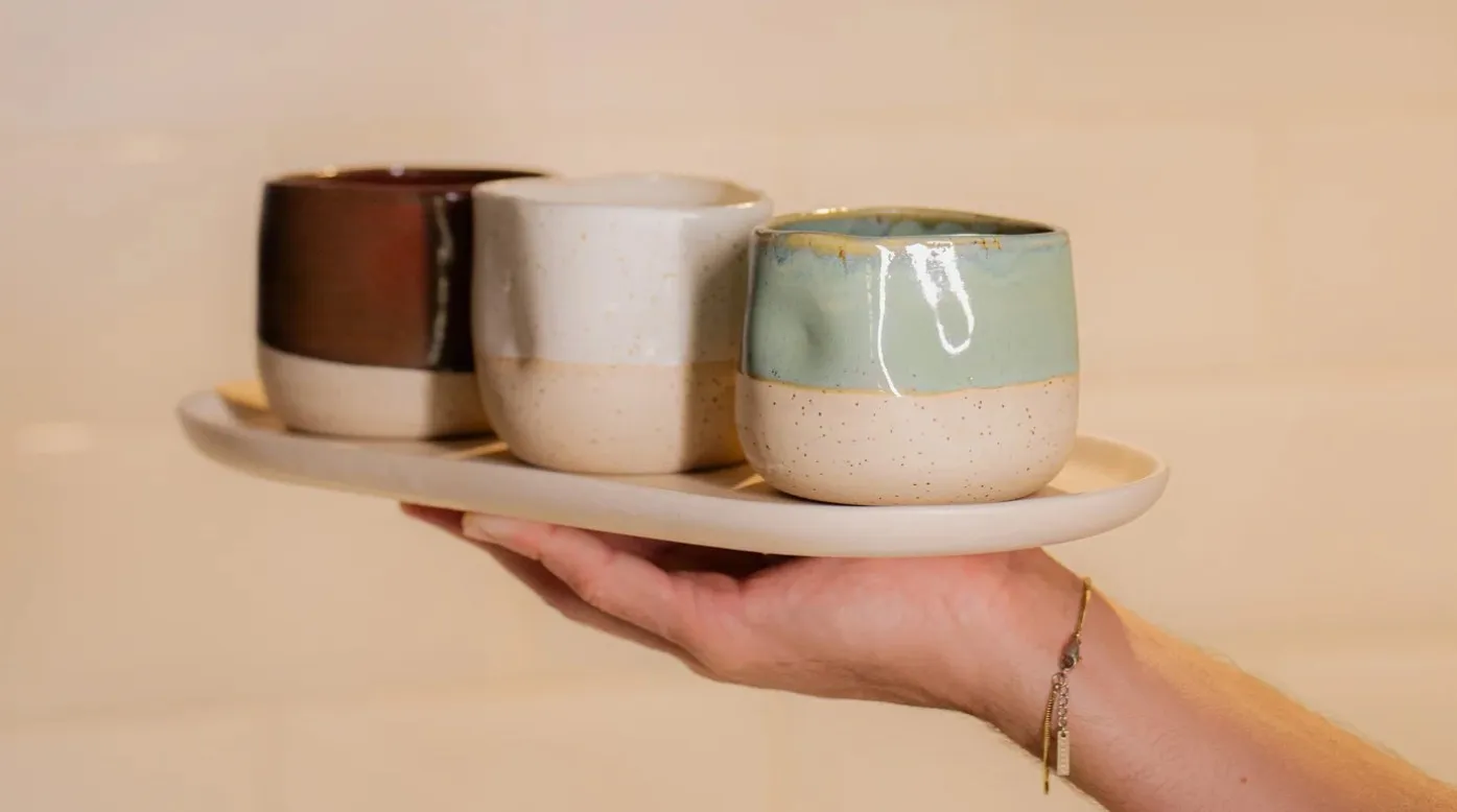 Κερί σε Κεραμικό Δοχείο Stoneware 250gr με Άρωμα στους Δρόμους των Δέντρων Λευκό Χρώμα - Image 3