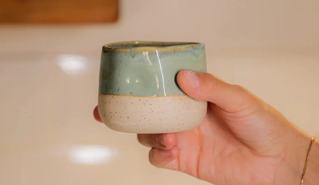 Κερί σε Κεραμικό Δοχείο Stoneware 250gr με Άρωμα στους Δρόμους των Δέντρων Λευκό Χρώμα - Image 4