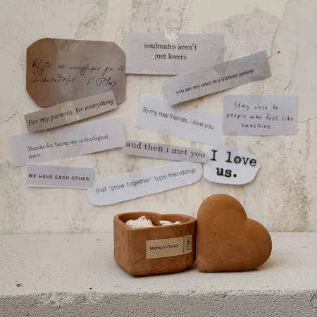 Κερί σε Τσιμεντένιο Χειροποίητο Δοχείο “”The Peony Box”” 150gr