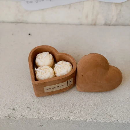 Κερί σε Τσιμεντένιο Χειροποίητο Δοχείο “”The Peony Box”” 150gr