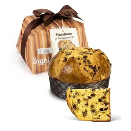 Αυτό το μοναδικό panettone της Zaghis είναι αφιερωμένο σε όσους δεν χορταίνουν τη σοκολάτα. Με λαχταριστή γέμιση από μαύρη, γάλακτος και λευκή σοκολάτα, προσφέρει τριπλή απόλαυση σε κάθε μπουκιά.