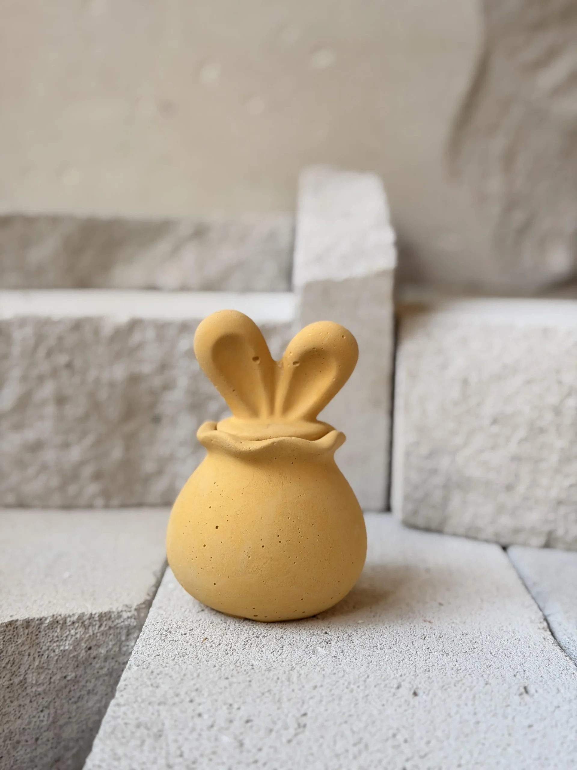 Κερί Bunny σε Τσιμεντένιο Χειροποίητο Δοχείο Κίτρινο 50g